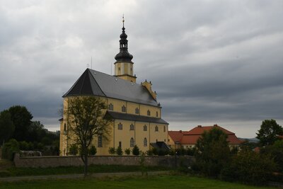 Chełmsko Śląskie - kostel Svaté Rodiny