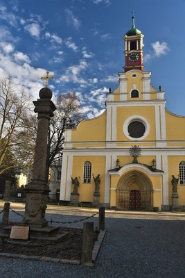 Police nad Metují - Selendrův sloup a kostel Nanebevzetí Panny Marie